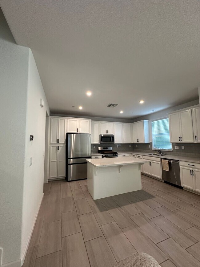 Building Photo - Modern Elegance in Roseville: Spacious 4 Bed, 3 Bath Home in Top School District!