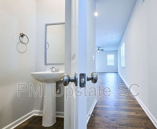 Building Photo - 405 Mariene Dr