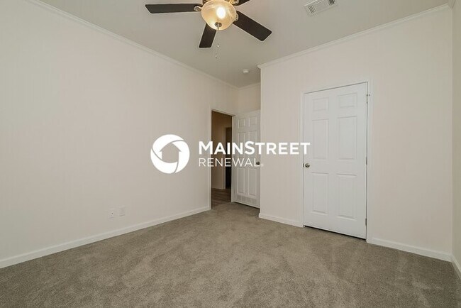 Building Photo - 4 Bedroom Pet-Friendly Home in St. Petersburg, FL with Main Street Renewal