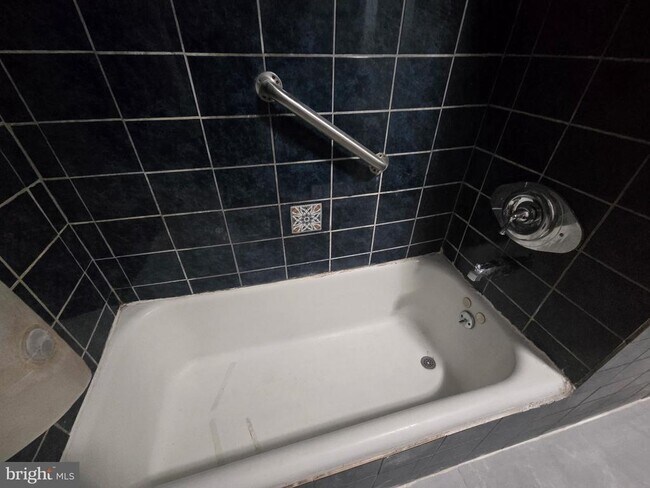 Building Photo - 5044 N Sydenham St