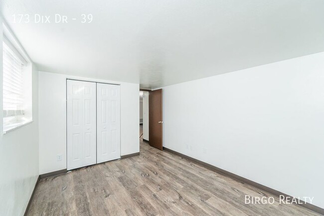 Building Photo - Spacious Contemporary Living: 2 Bed, 1 Bat...