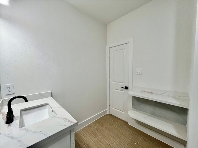 Building Photo - 5710 Delmack St