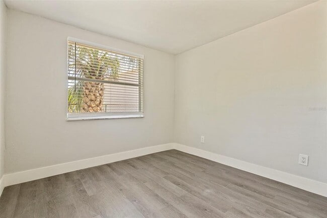 Building Photo - 834 Riverside Dr