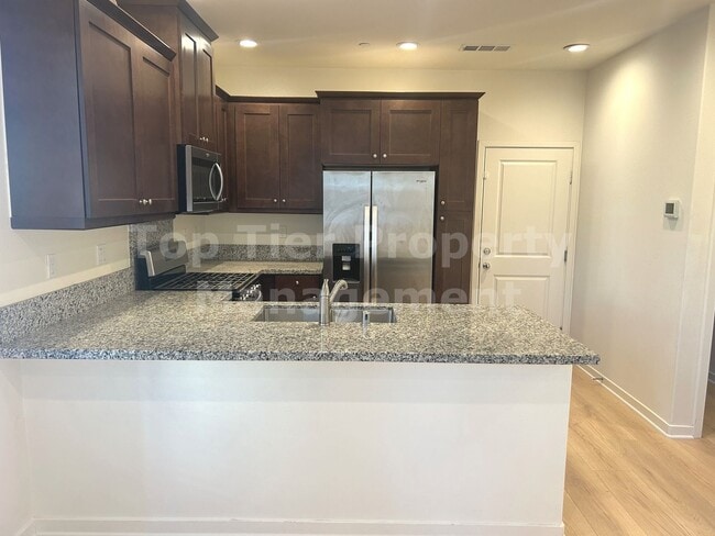 Building Photo - ***Charming 3 bed / 2.5 bath Townhome in O...