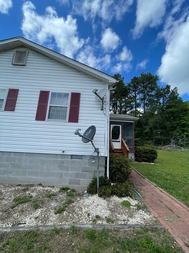 Building Photo - Hone 3 Bedroom 2 bath Screened in Porch