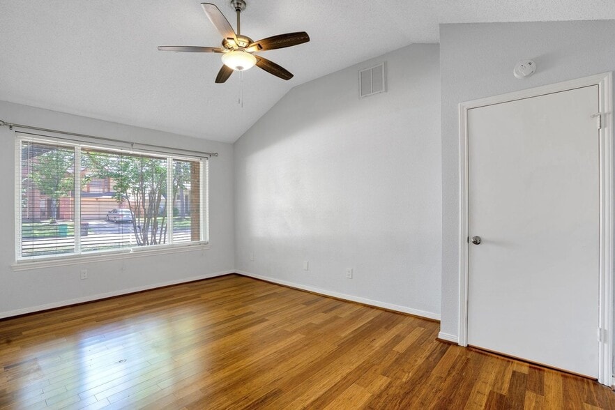 Building Photo - 9831 Meadow Bend Ln