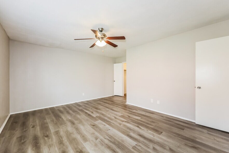 Building Photo - 902 Live Oak Dr