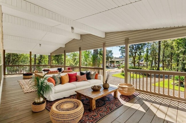 Building Photo - Spacious 4 Bedroom 2 bath home in Pawley's Island