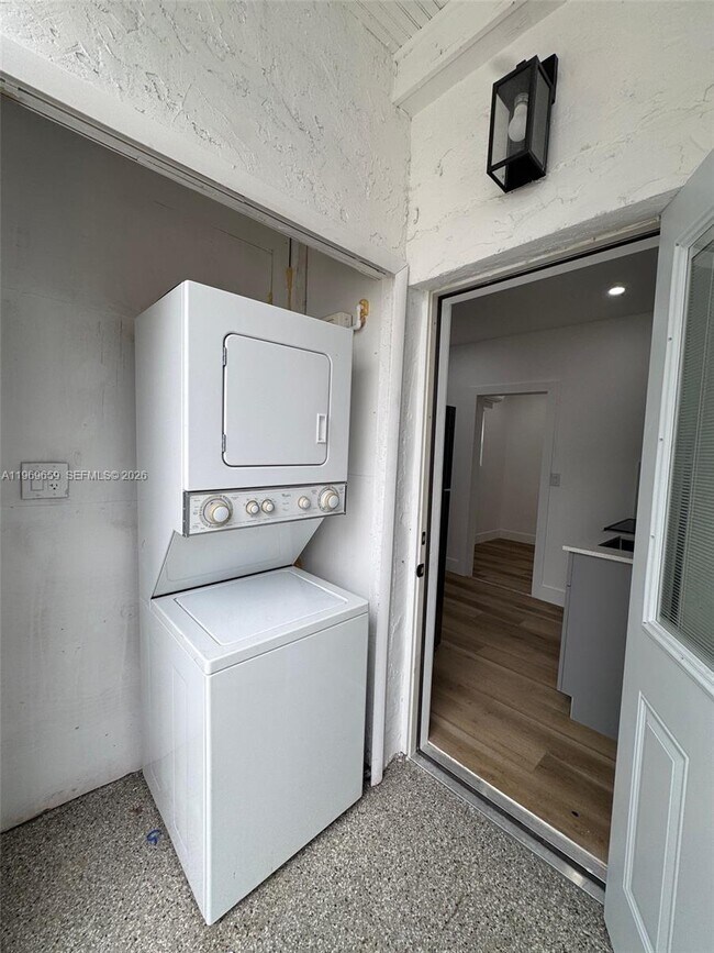 Building Photo - 4028 SW 11th St