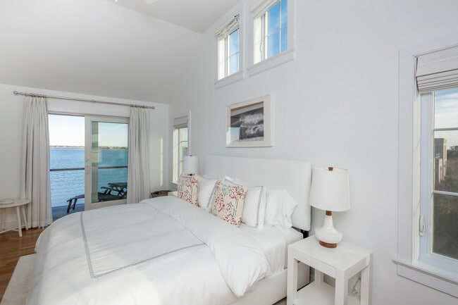 Building Photo - 1025 Flying Point Rd