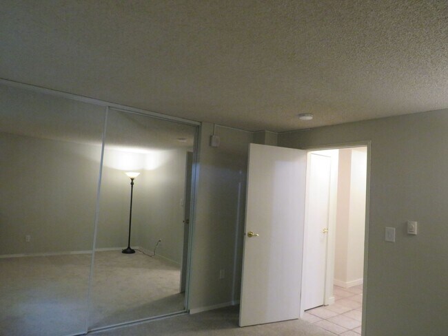 Building Photo - Totem Lake Cute 1bed/1bath ground floor Condo! $1695.00