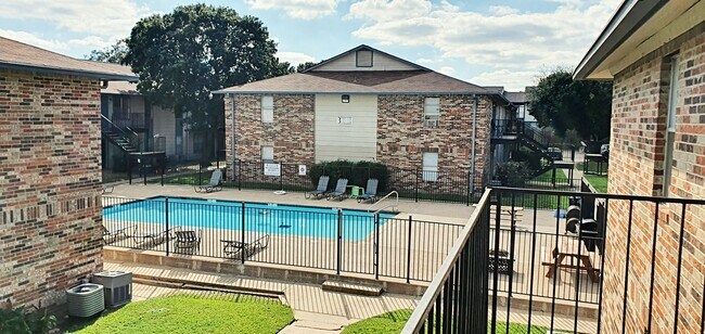 Building Photo - 100 Bluebonnet St