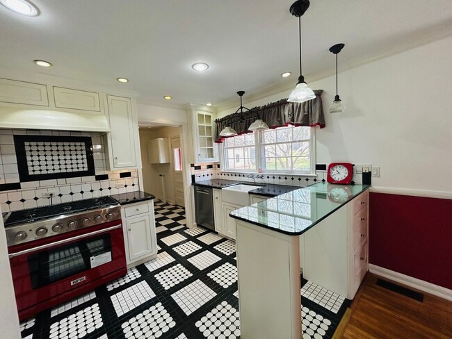 Building Photo - Absolutely gorgeous, remodeled home in beautiful location in Midtown Tulsa