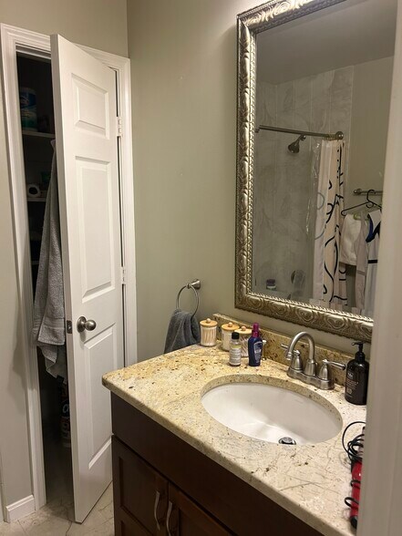 Guest Bathroom - 6610 Cottontail Ct