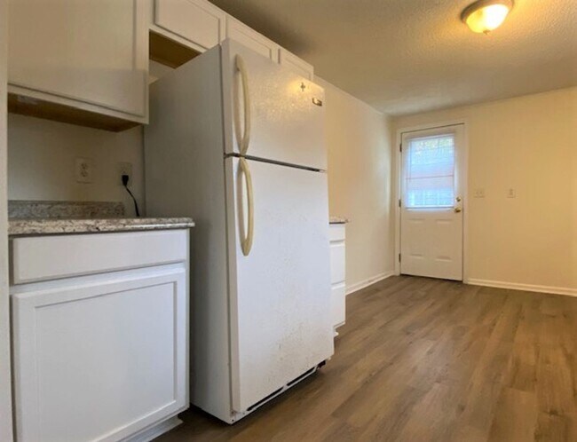 Building Photo - 1/2 MONTH OFF * 2-Bed 1 bath | 5 Minutes to Downtown)