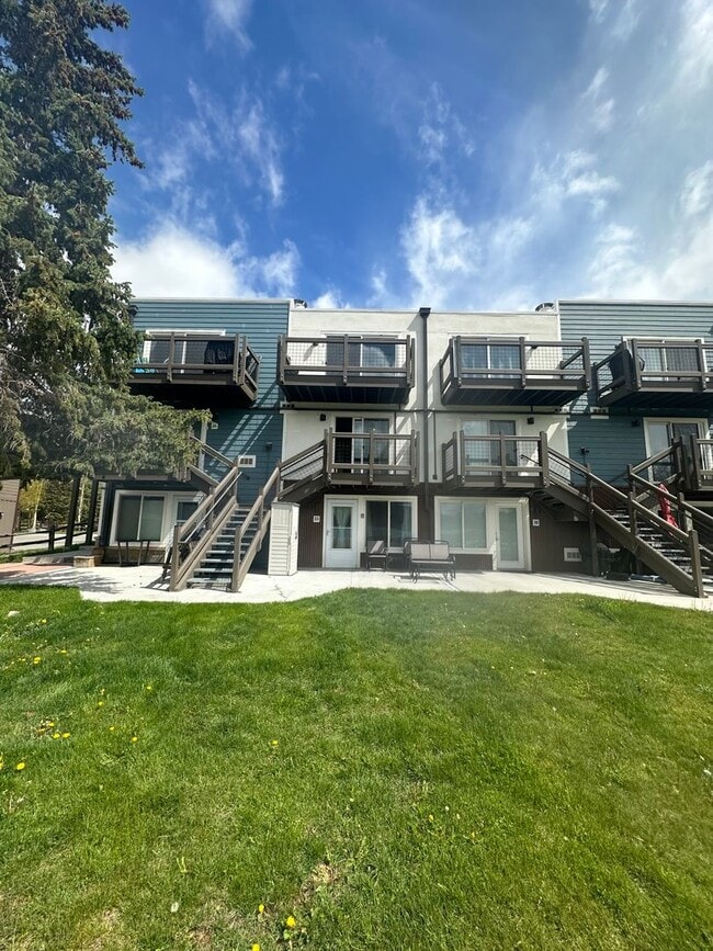Building Photo - Yacht Club Condo - Great 3 Bedroom/2 Bath Unit w/Lake Access