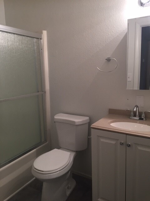 Building Photo - Gorgeous Las Vegas Country Club Townhome F...