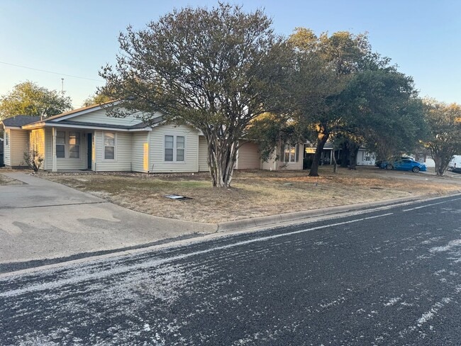 DECEMBER MOVE IN! Cute 3 Bedroom 1.5 Bath... - DECEMBER MOVE IN!  Cute 3 Bedroom 1.5 Bath...