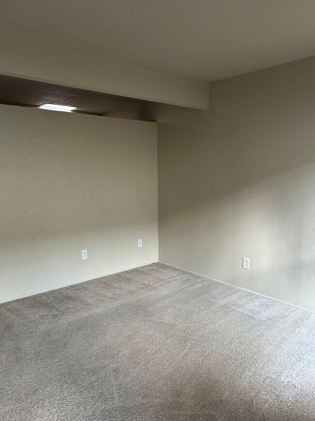 Building Photo - (690) Circle Court - 1 Bedroom / 1 Bathroom
