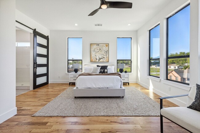 Building Photo - 3 Story Townhome with Roof Top Deck