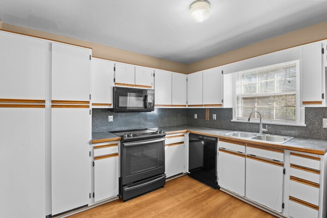 Building Photo - Beautifully Remodeled 3-Bedroom Townhouse ...