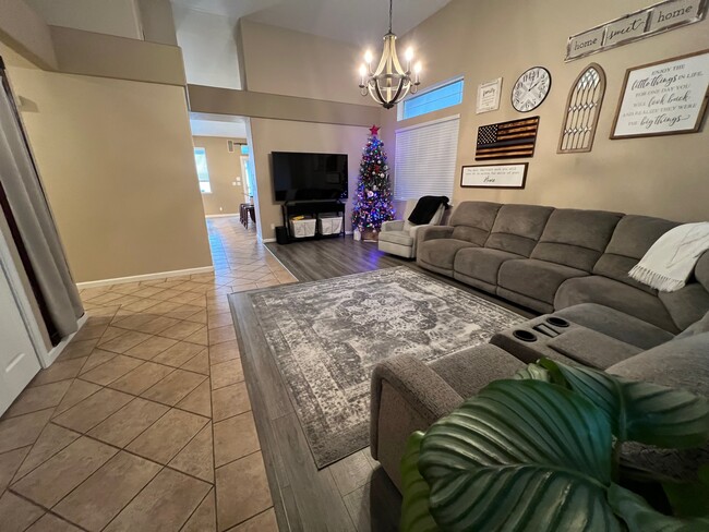 entry way / living room - 813 Kells Cir