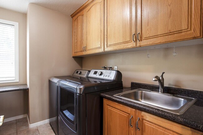 Building Photo - Bright and Spacious Living in Willow Creek