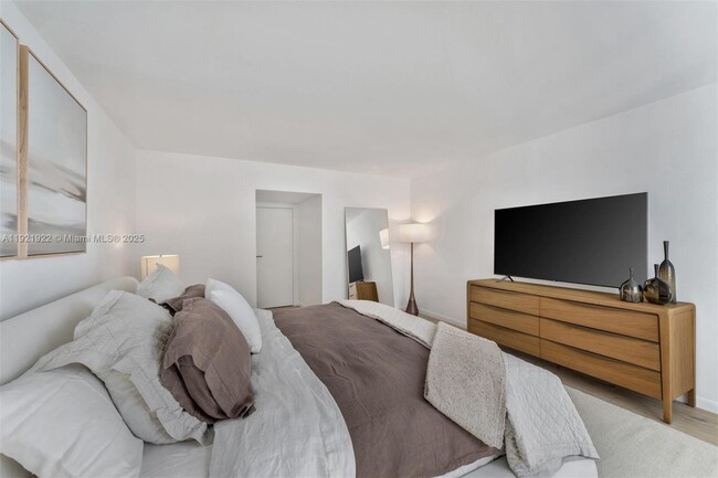 Building Photo - 2301 Collins Ave