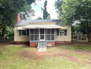 Building Photo - ** 2 Bed 1 Bath Located in Highland Garden...