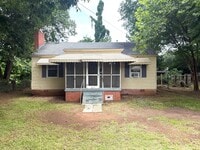 Building Photo - ** 2 Bed 1 Bath Located in Highland Garden...