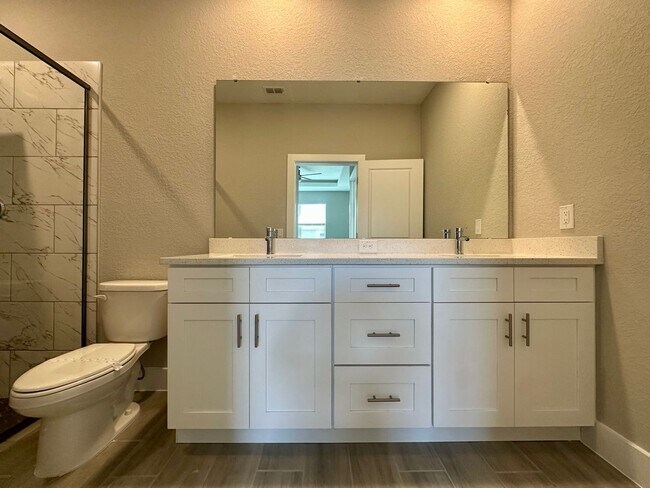 Building Photo - Brand New Modern Duplex !
