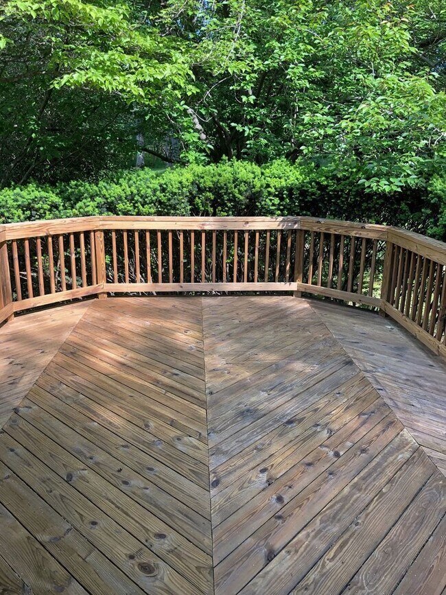 Building Photo - Spacious Potomac Beauty backs to Golf Course