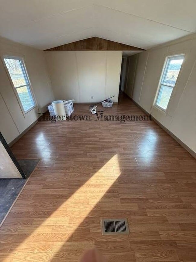 Building Photo - Nice 3 Bedroom Trailer