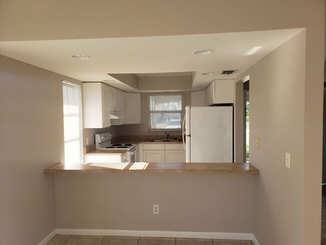 Building Photo - WR-16 Gebel 1101 Duplex