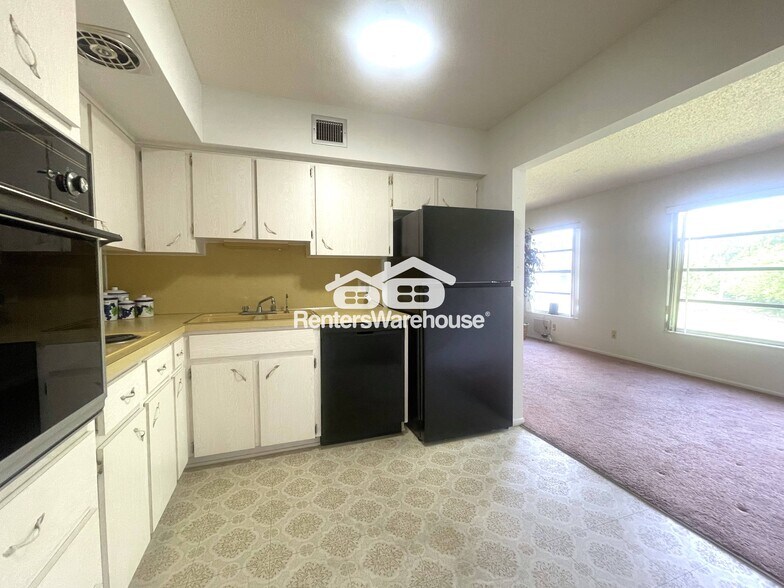 Building Photo - 2460 Persian Dr