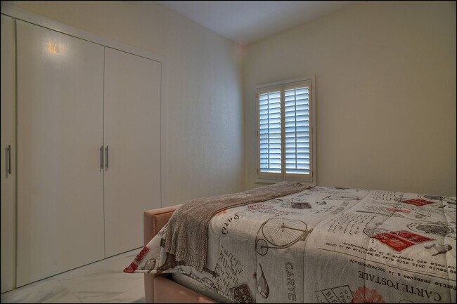 Building Photo - Available to View