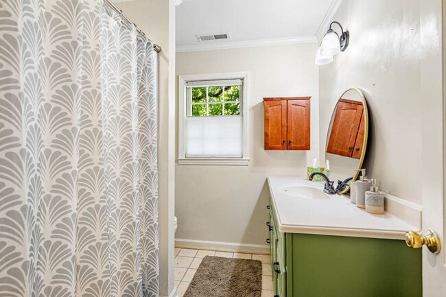 Building Photo - Stunning 3 bedroom FURNISHED MID-TERM RENTAL home in historic downtown Burlington