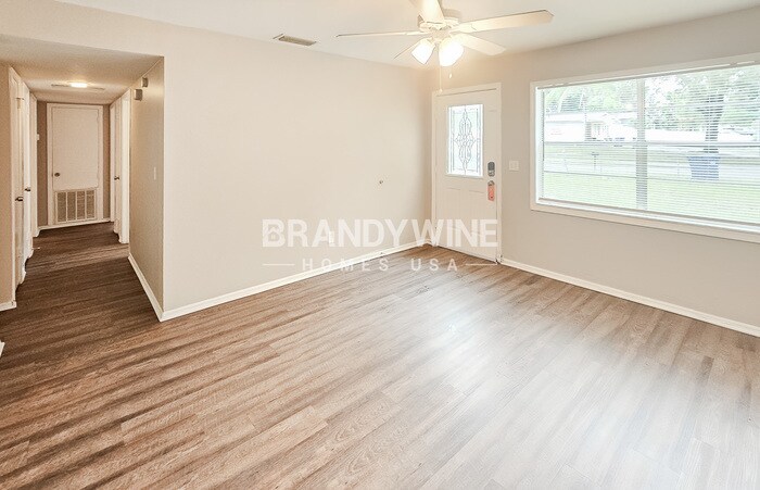 Building Photo - 2402 E Bougainvillea Ave