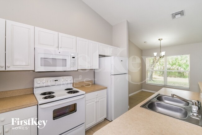 Building Photo - 2112 NE 14th Ave