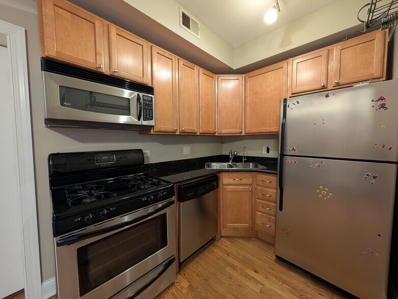 Building Photo - 6813 N Wayne Ave