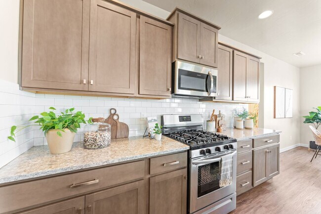 Building Photo - 5 Bedroom 2.5 Bath FOUR CAR GARAGE Eagle, ...