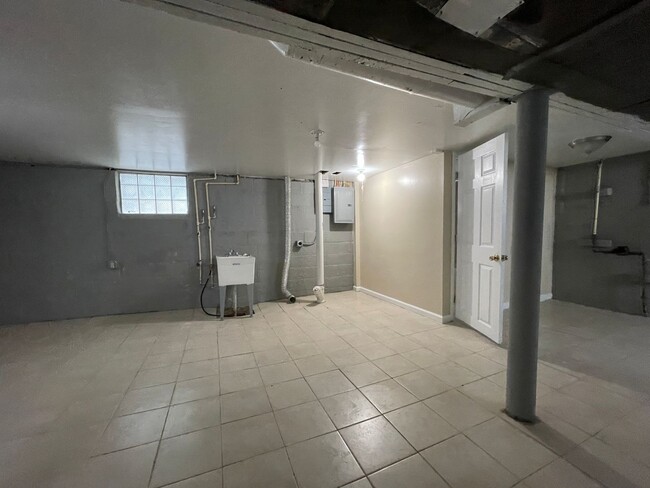 Building Photo - 5233 Anthony St