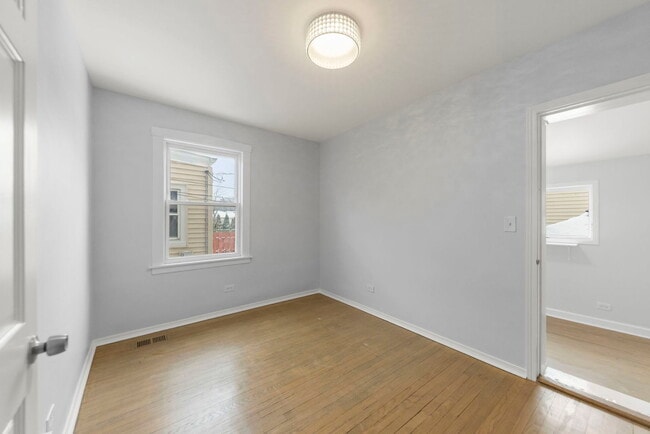 Building Photo - 5910 W Roscoe St