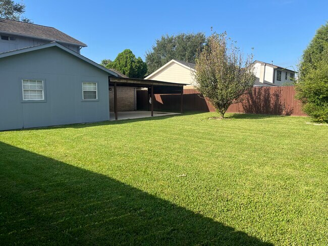Building Photo - 4030 Green Crest Dr