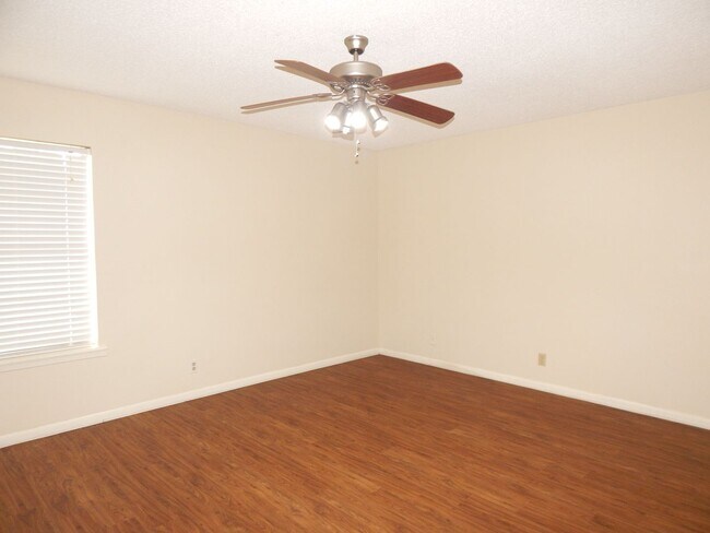 Building Photo - South Tyler, Beautiful 3 Bedroom, 2 Bath Home with RV Parking!
