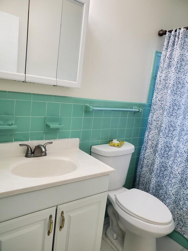 Building Photo - 5150 NE 17th Terrace