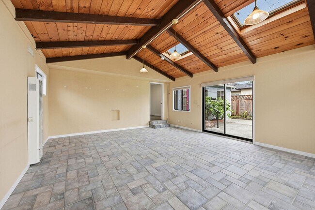 Building Photo - Charming single level family home located in sought after San Lorenzo Village.