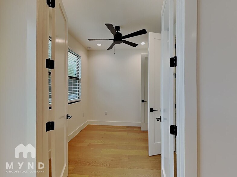 Building Photo - 1119 Mahan Dr