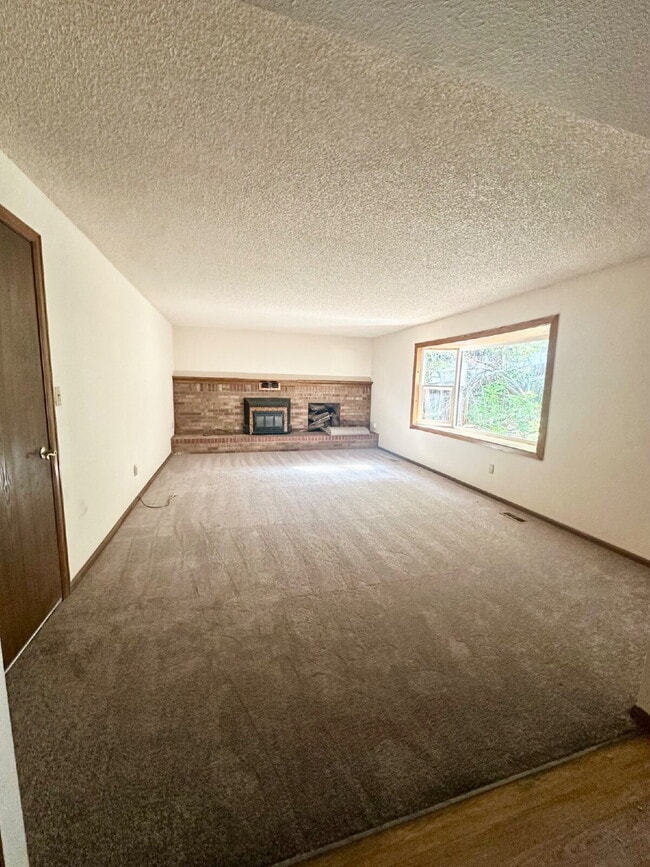 Building Photo - "Spacious 4-Bedroom Retreat with 2.5 Baths...
