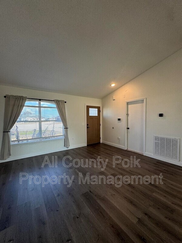 Building Photo - 572 Adriel Ave